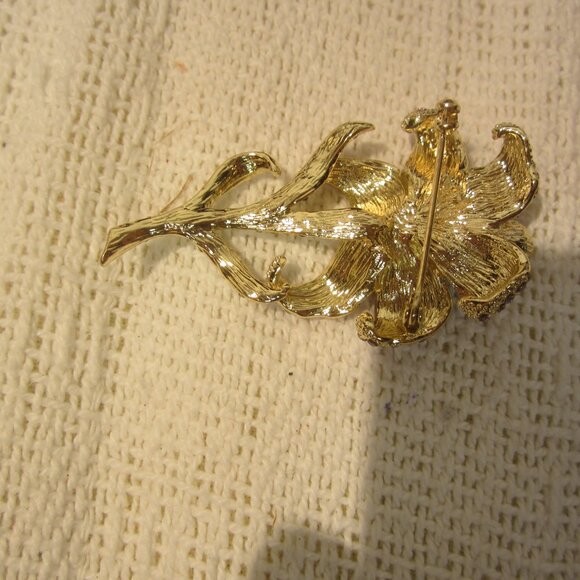 VTG 70'S LARGE LILY BROOCH, GOLD TONE METAL W/RHINESTONES - Picture 3 of 3